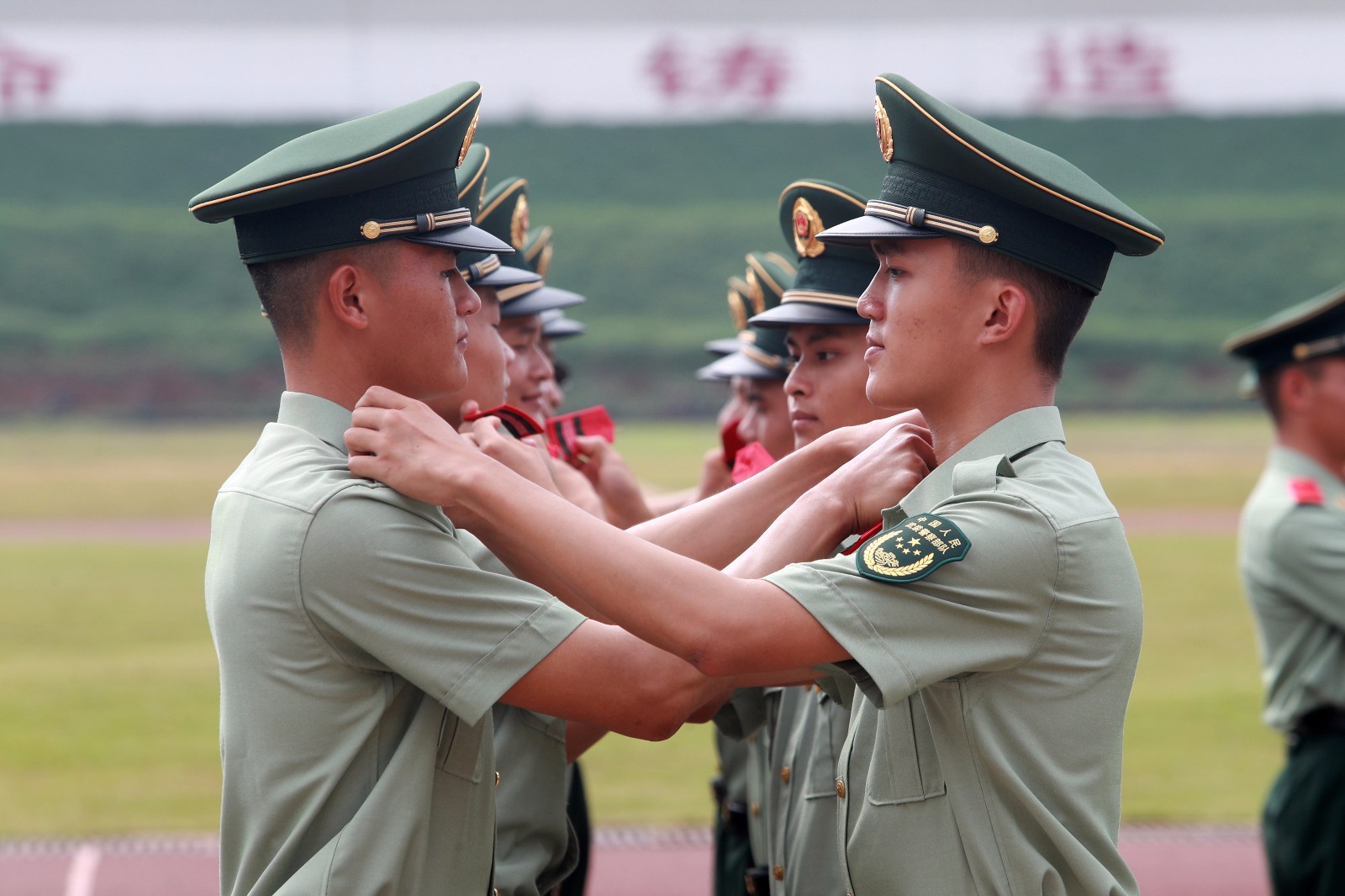 武警海南总队千余名新兵正式授衔
