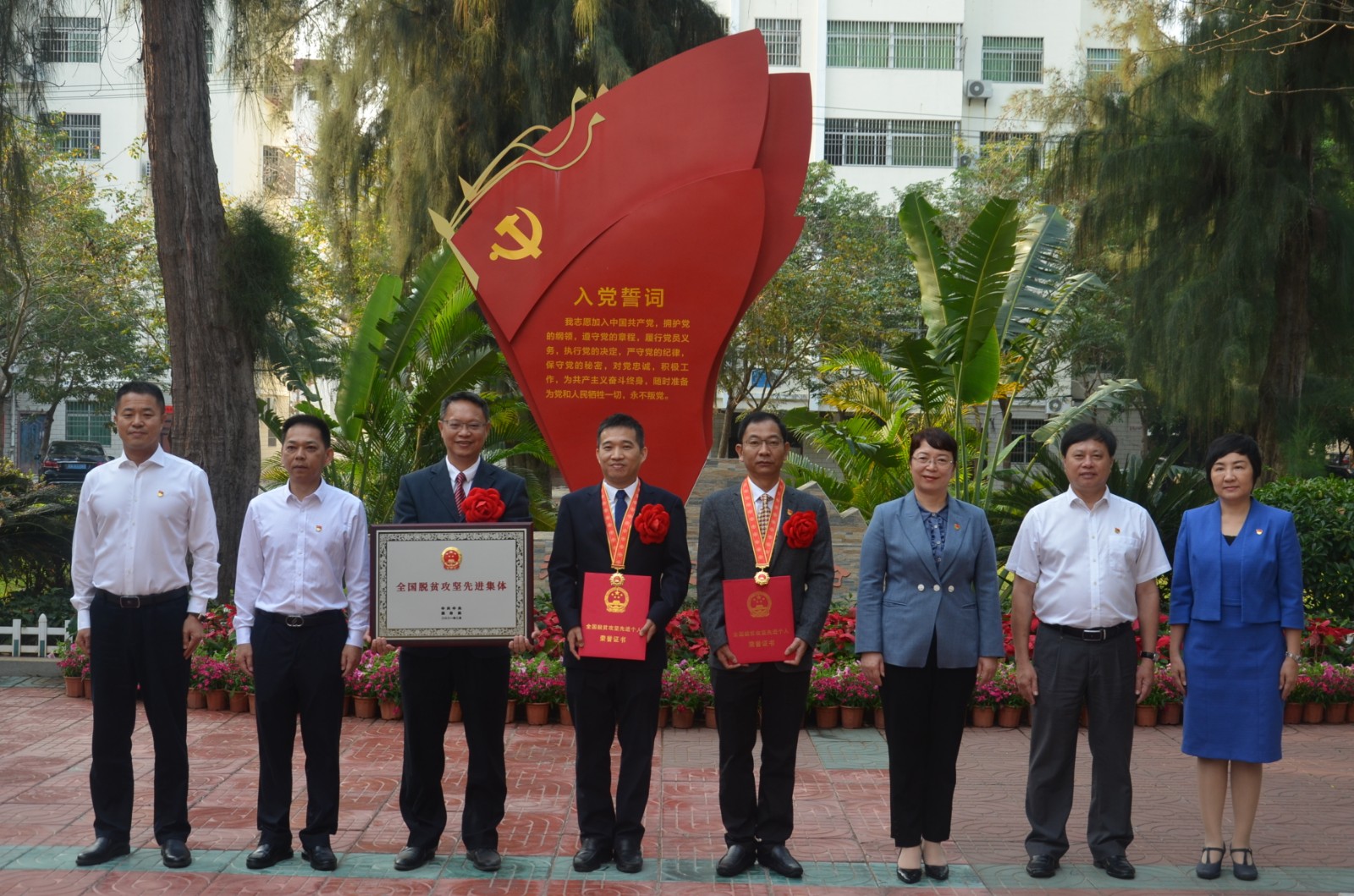 钟海涛,张长丰,韩运发,欧阳娇在市委三号办公楼迎接刘小俊,符乃贤